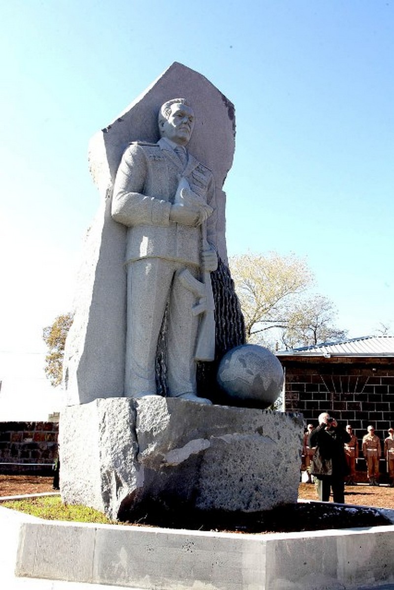 Памятники в Армении Гюмри